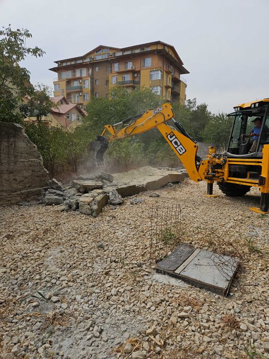 Inchiriem buldoexcavatoare si 8x4