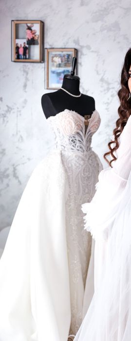 Vand rochie de mireasa cu trena detasabila