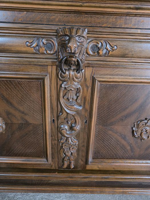 Елегантен дъбов шкаф с дърворезба