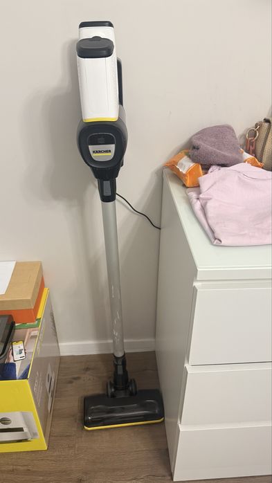 Продавам вертикална прахосмукачка Karcher vc6