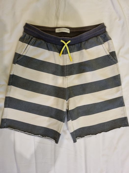 Продавам бермуди на фирмата Зара