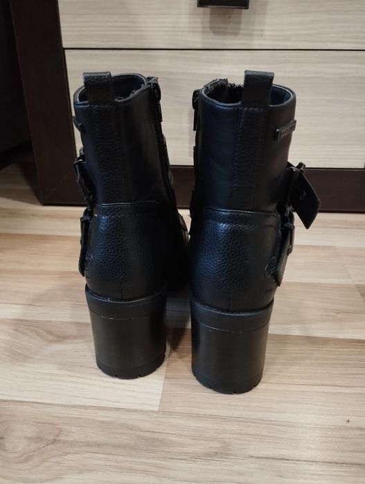 Vând bocanci Dockers Noi mărimea 38