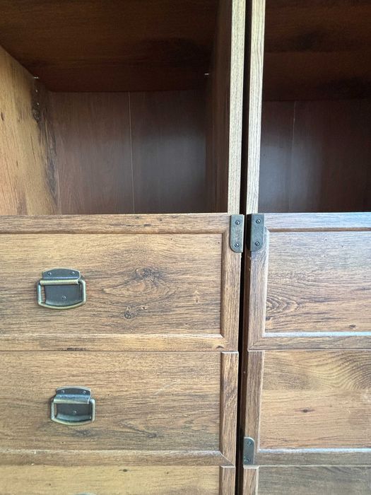 Продавам комплект  шкафове – 2 секции с рафтове и чекмеджета + гардероб