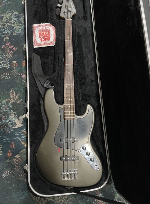 Продам Squire Jazz Bass