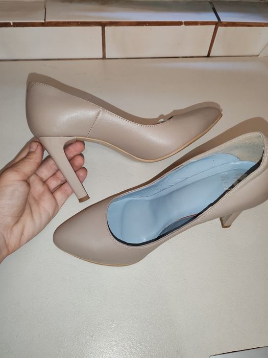Pantofi cu toc nude