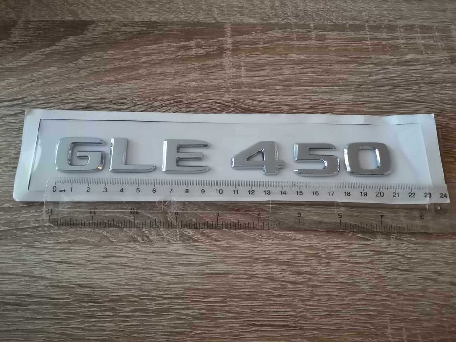 сребрист надпис Mercedes Benz GLE 450