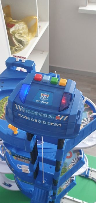 Продам два пакета игрушек