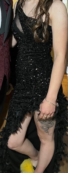 Черна рокля с пера