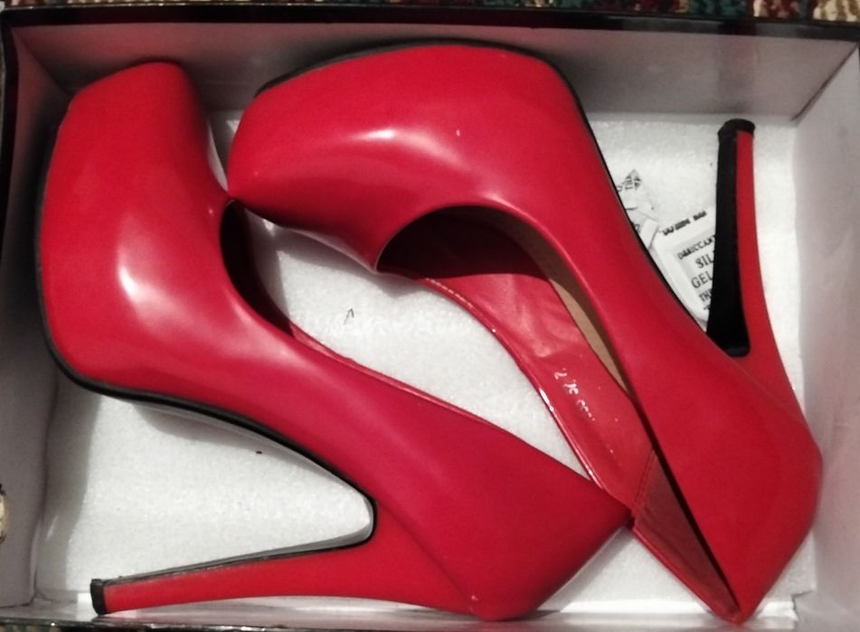 Qizil kablukli tufli