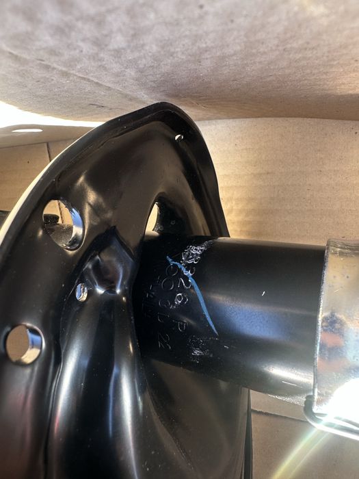 Амортизаторы передние Tokico оригинал