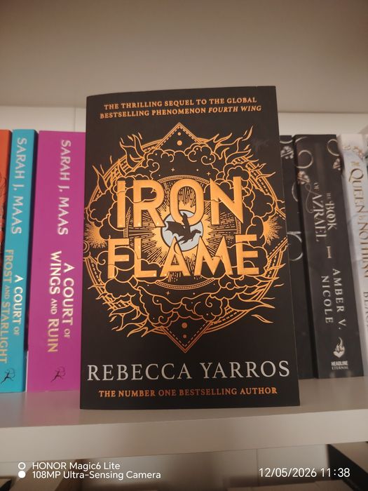 Iron flame, Rebecca Yarros, нова