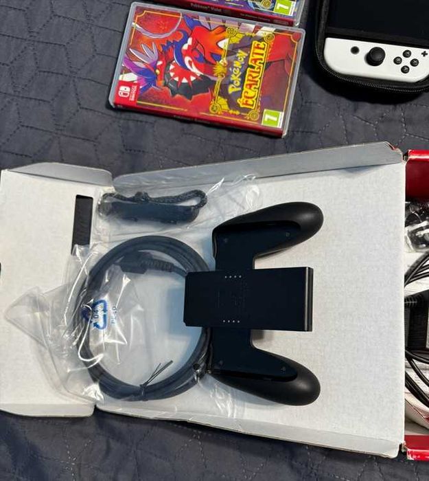 Nintendo Switch OLED + 3 jocuri Pokemon + folie + carcasa – stare foarte buna