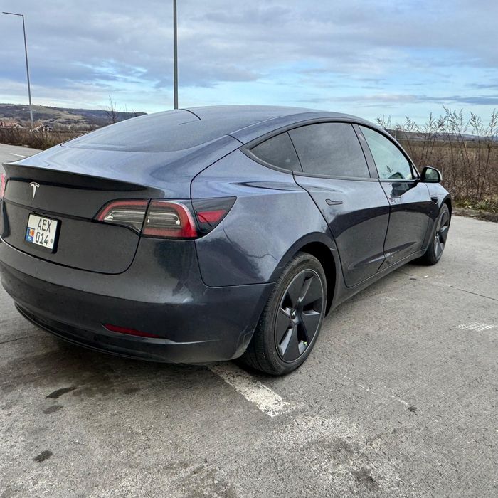 Vând Tesla Model 3