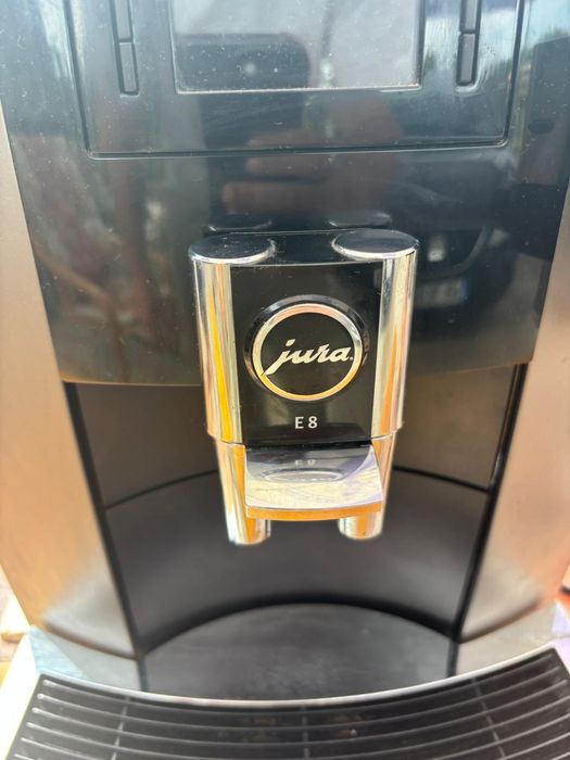 Vand aparat de Cafea Jura E8 in stare excelenta