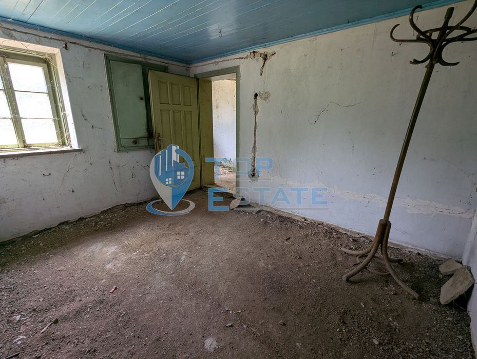 Двуетажна тухлена къща разположена в село Стамболово, община Павликен