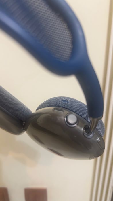 Прлдам Airpods max синего цвета