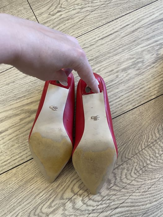 Червени обувки на висок ток