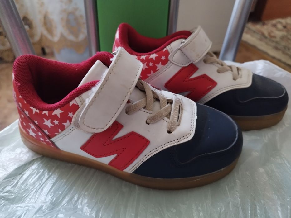 Кроссовки и сандали.