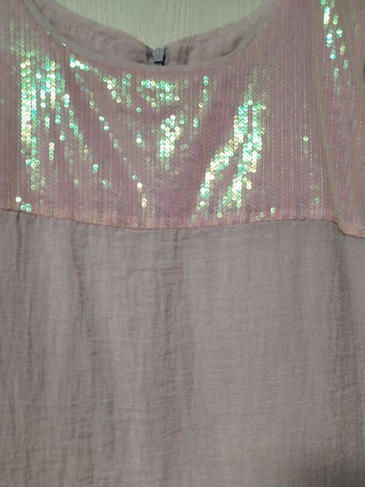 Продават се рокли