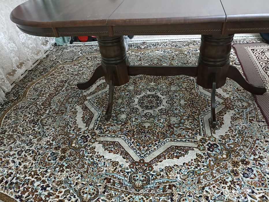 Продаётся  Стол и стулья