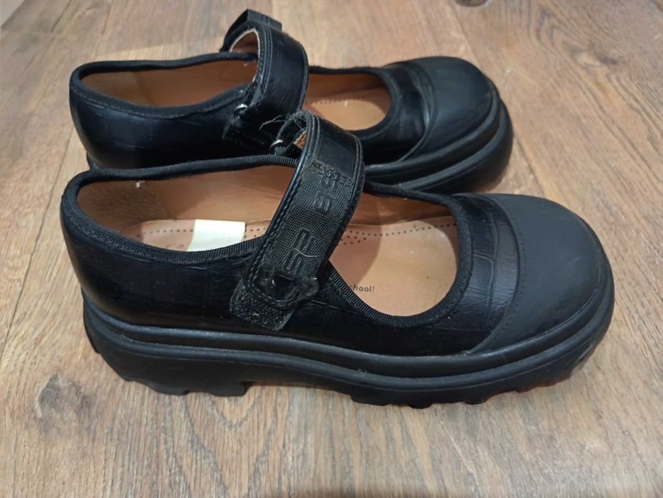 2 пары туфель школьных 34 и 36р + куртка футурино