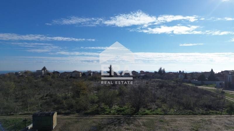 Двуетажна новострояща се къща за продажба, с двор и две паркоместа, в