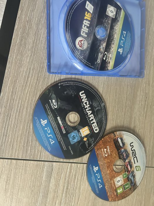 3 Jocuri PS4  in stare buna