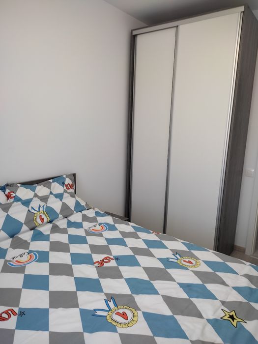 Închiriez ap nou 3 camere  200 lei