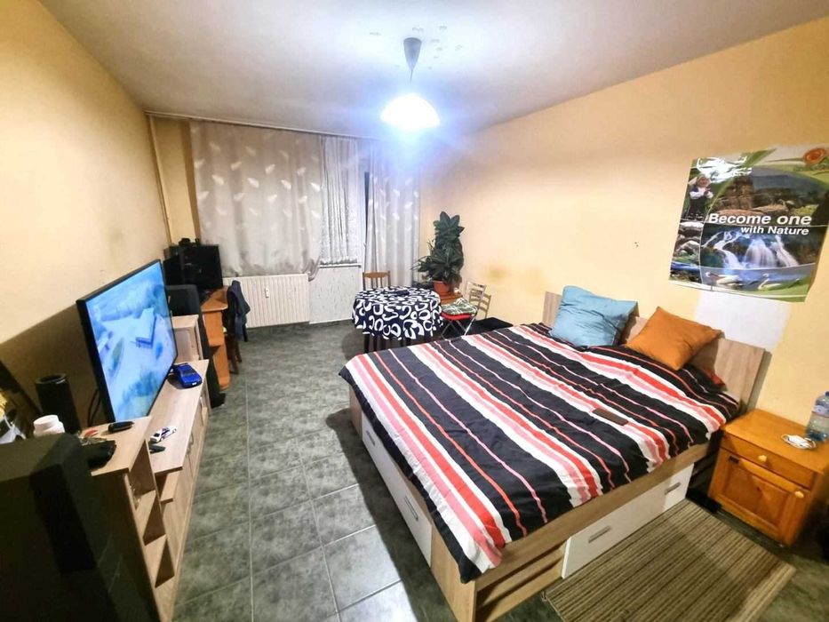 Продава се просторна гарсониера – кв. Младост 1