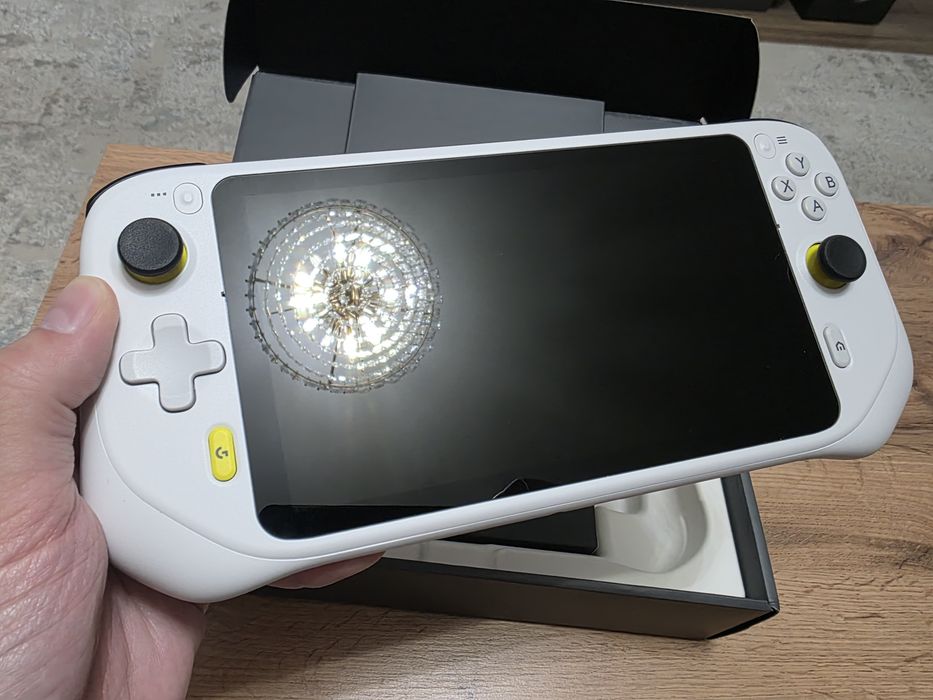 Продам Logitech G Cloud - приставка для облачного гейминга