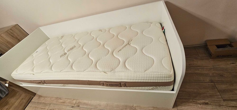 Продавам легло с матрак и рамка