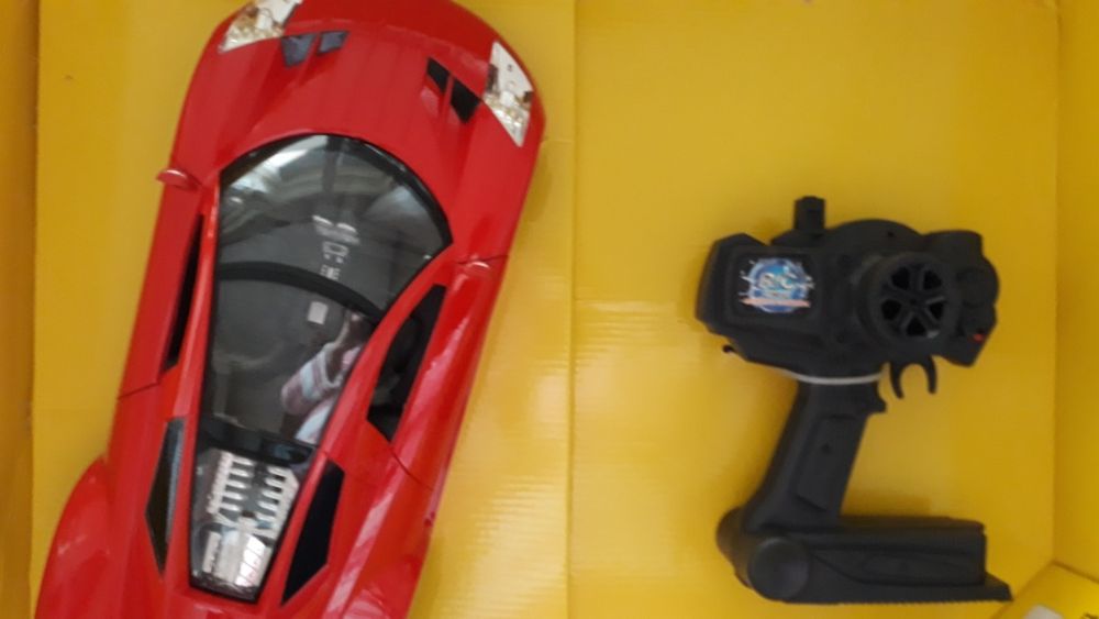 ГОЛЯМА КОЛА с дистанционно управление и зарядни батерии