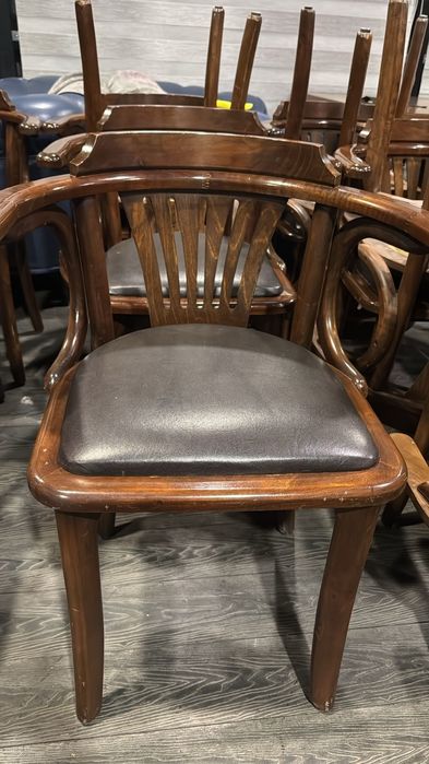 Деревянные стулья