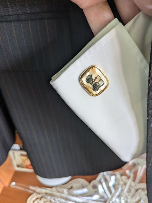 Butoni vintage aurii inscripționați cu mașină de epocă