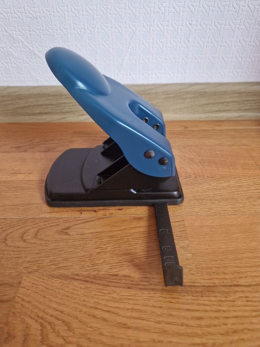 Дырокол для бумаги Esselte D40