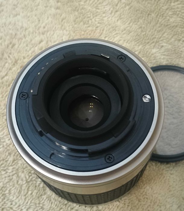 Aparat foto Nikon F80 cu obiectiv