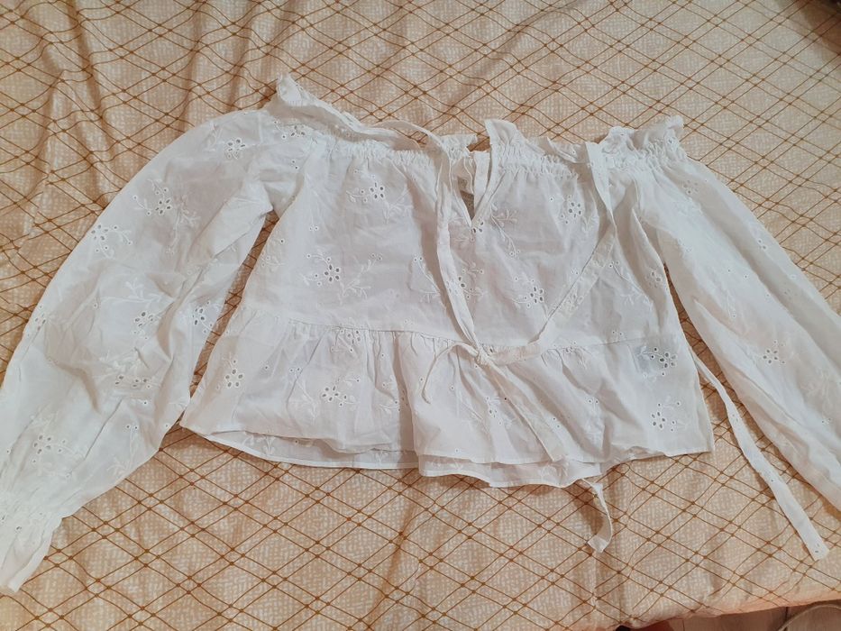 Top cropped cu broderie