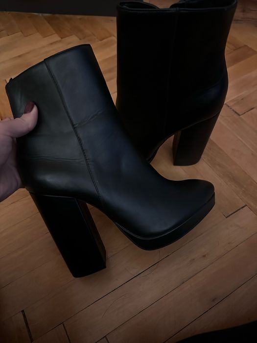 Обувки. Черни кожени боти с висок ток.