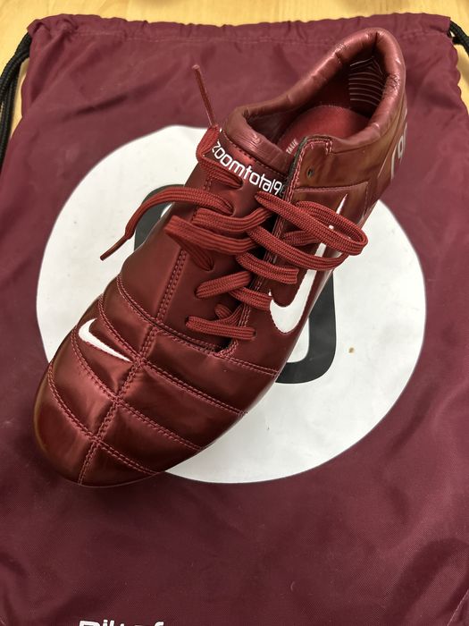 Ține-ți echilibrul pe stilul vechi ! Ghete fotbal nike zoom total 90 !