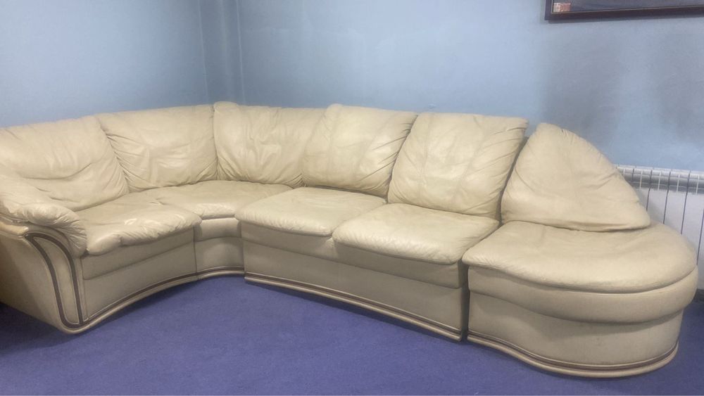 Кожаный бежевый диван углом