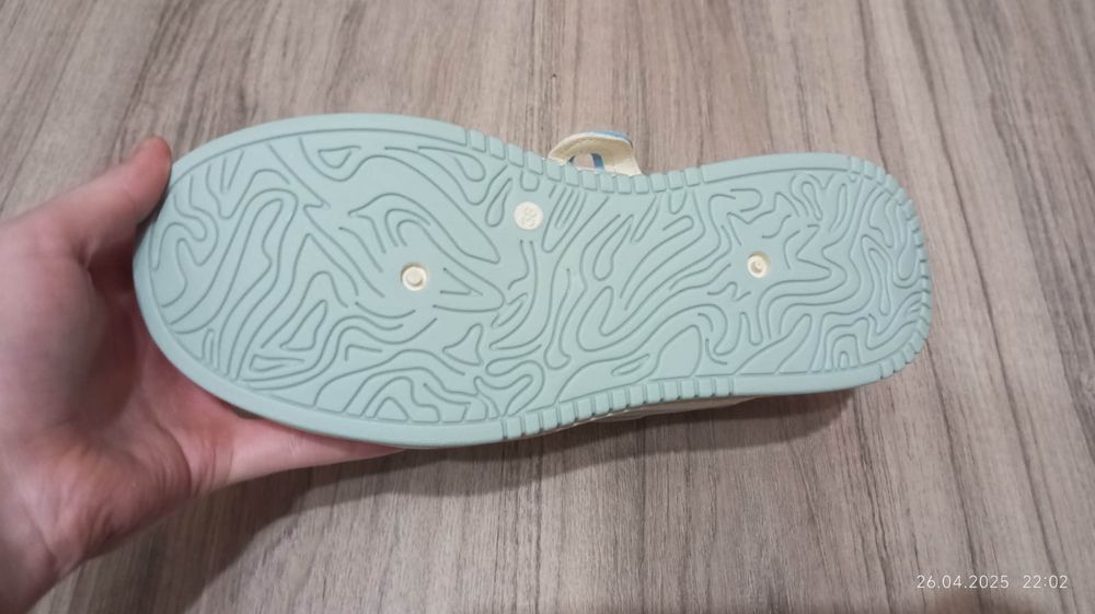 Яркие модные кроссовки