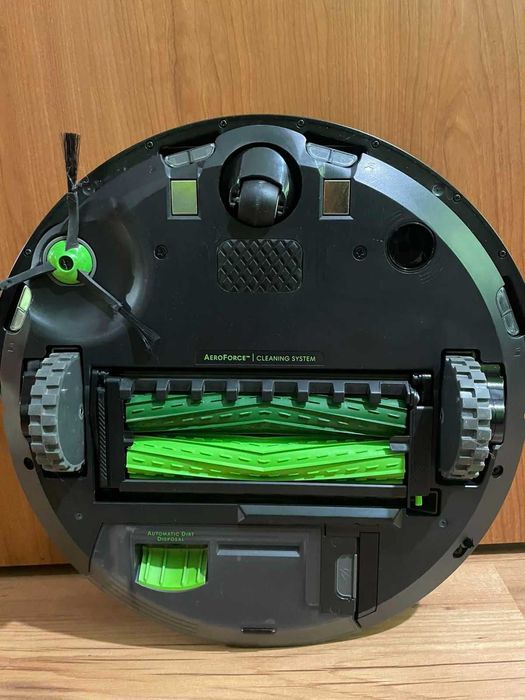 Продавам прахосмукачка робот  Roomba® i5+(5652) със станция