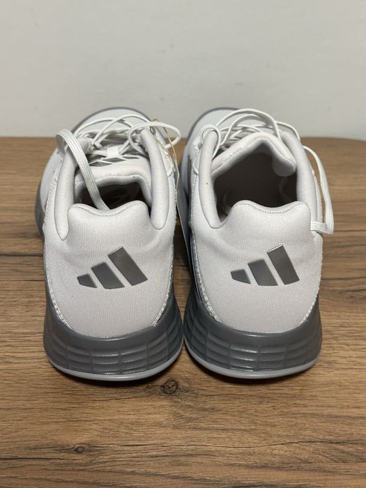 Продам оригинальные кроссовки adidas