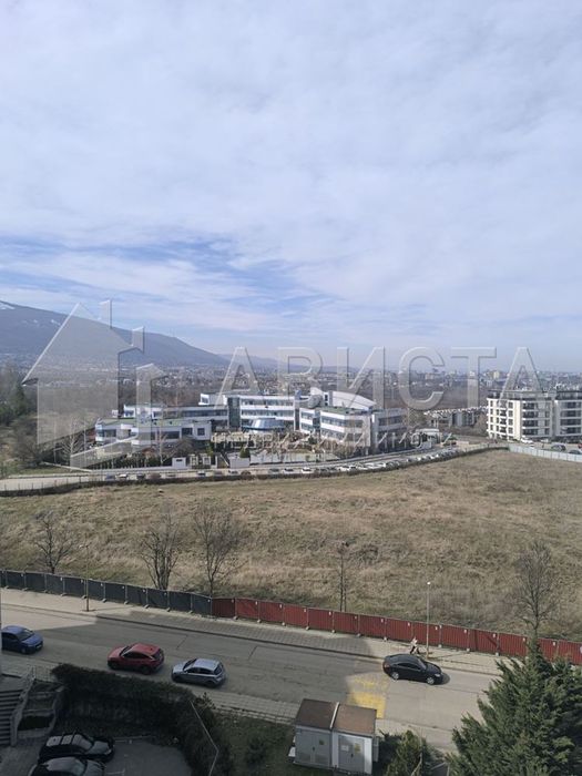 Просторен четиристаен апартамент в Младост 4