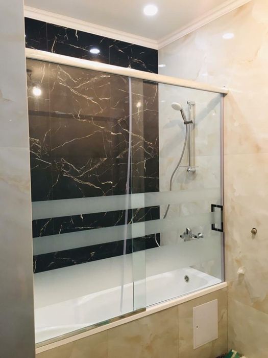 Стеклянные шторки на ванну