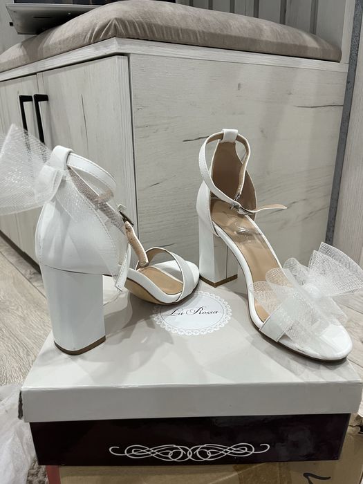 Босоножки белые.