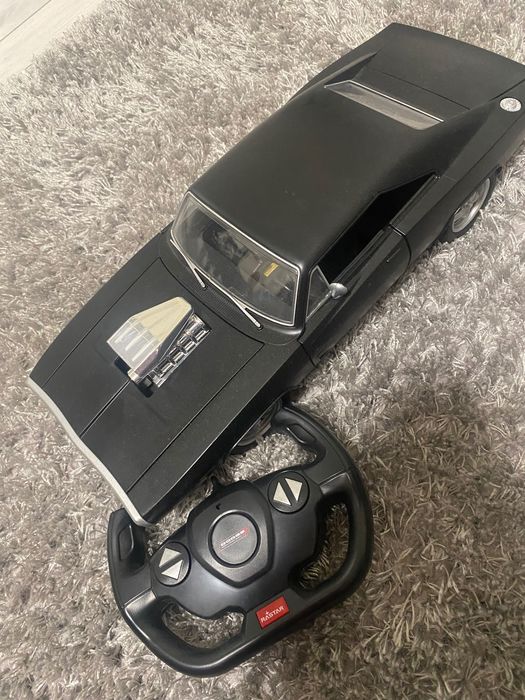 Кола Ферари и чарджър