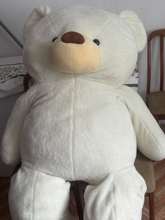 Большой плюшевый медведь