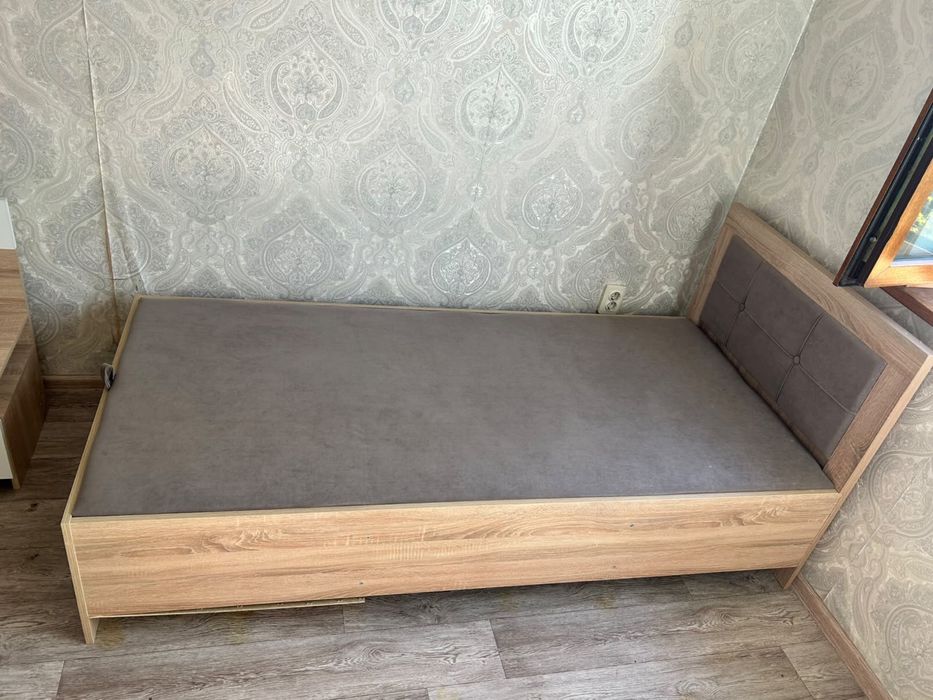 Кровать для спальни в отличном состоянии