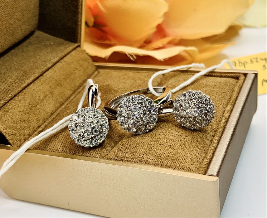 Благородный золотой комплект – серьги и кольцо с бриллиантами